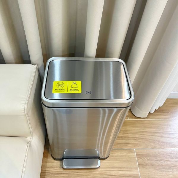 hùng rác đạp chân EKO X Cube EK9368MT 30L được thiết kế để khử mùi hiệu quả ngay từ bên trong, giúp không gian luôn trong lành.