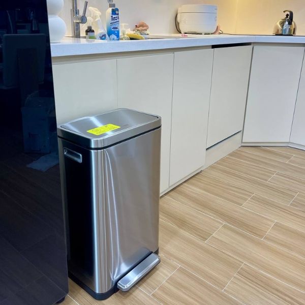 hùng rác đạp chân EKO X Cube EK9368MT 30L được thiết kế để khử mùi hiệu quả ngay từ bên trong, giúp không gian luôn trong lành.