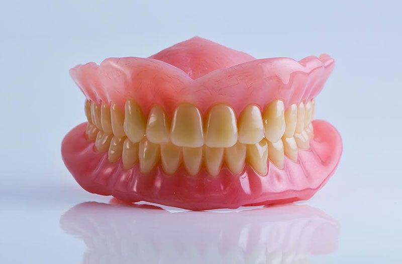 Hàm Giả Tháo Lắp – Có Gây Bất Tiện Trong Sinh Hoạt Không?