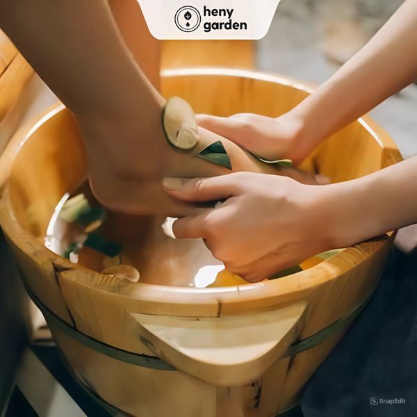 ngâm chân trong nước nóng với chậu gỗ