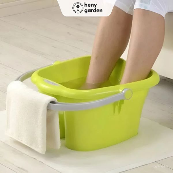 ngâm chân trong nước nóng với chậu nhựa