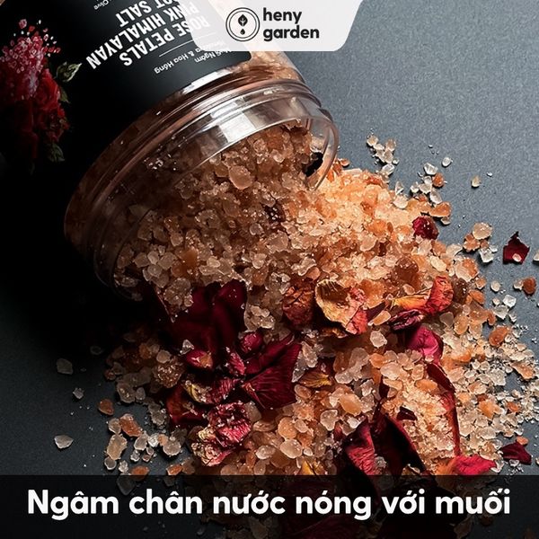 ngâm chân nước nóng với muối hồng