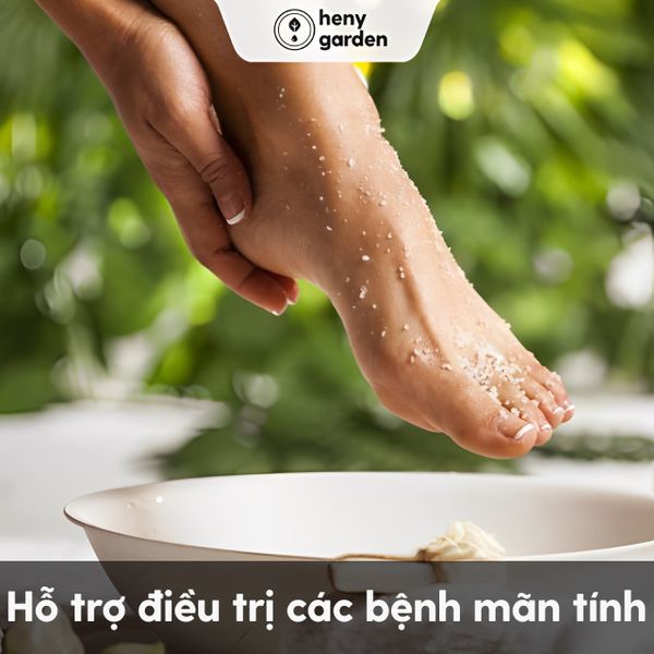 ngâm chân nước nóng hô trợ trị các bệnh mãn tính