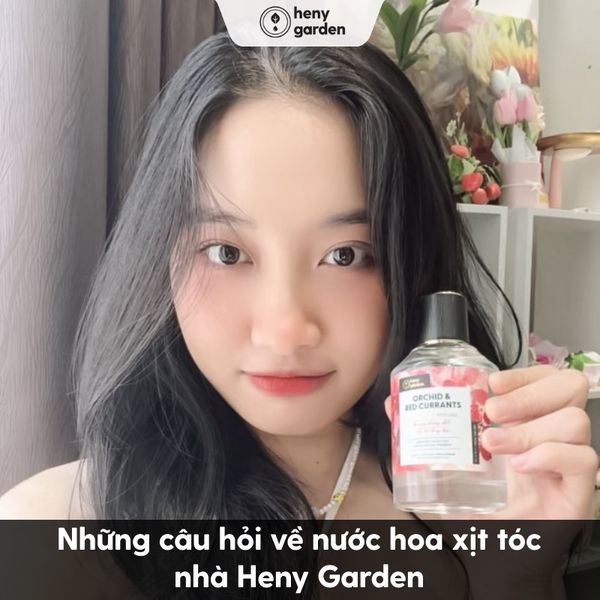 xịt nước hoa lên tóc