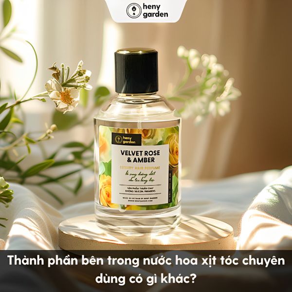 xịt nước hoa vào tóc