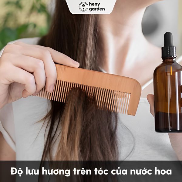 xịt nước hoa vào tóc