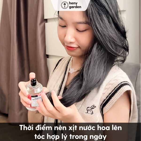 cách xịt nước hoa thơm tóc