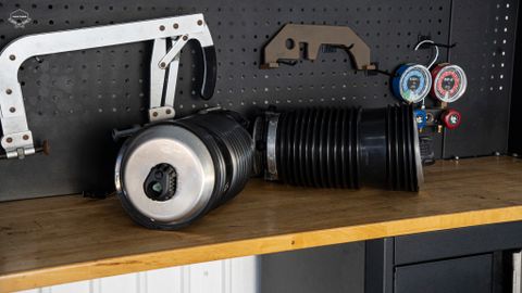 BẦU HƠI GIẢM XÓC TRÊN MERCEDES: CÔNG NGHỆ TREO HIỆN ĐẠI CHO TRẢI NGHIỆM ÊM ÁI TUYỆT ĐỈNH