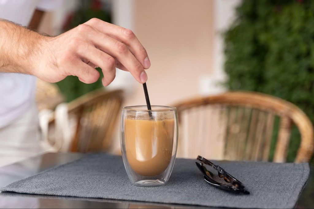 Uống Cà Phê Hòa Tan Có Tốt Không? Lợi Ích, Tác Hại & Gợi Ý Uống Đúng Cách