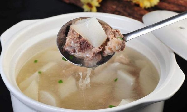 Nước hầm xương được xem là nguồn nước và là một chất điện giải tuyệt vời