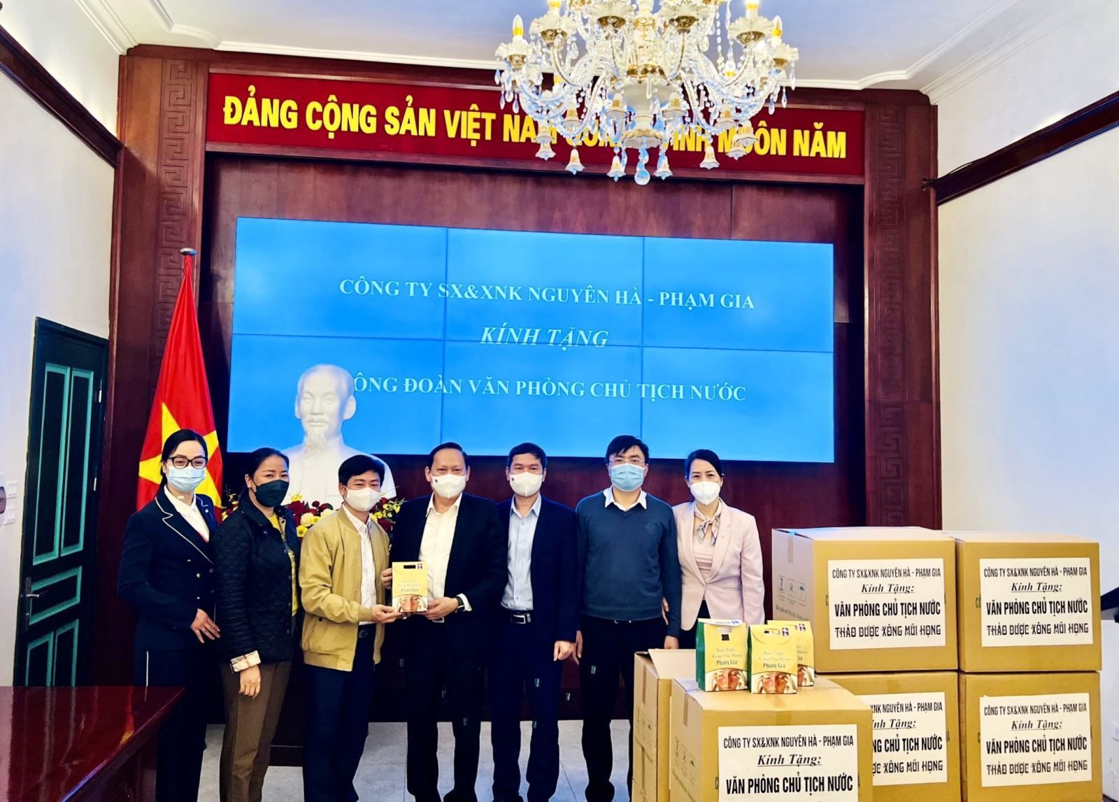 Phó Chủ tịch Thường trực Công đoàn Văn phòng Quốc hội Bùi Lê Minh tặng quà lưu niệm cho công ty Nguyên Hà-Phạm Gia