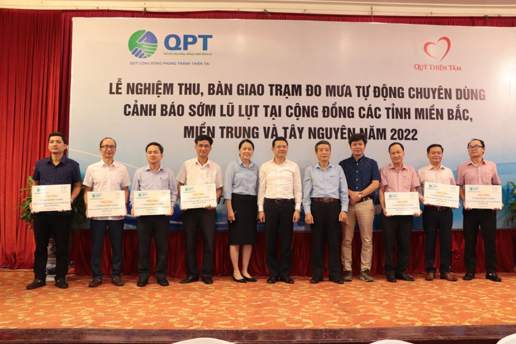 Bàn giao hơn 150 trạm đo mưa tự động chuyên dùng cảnh báo sớm lũ lụt tại cộng đồng