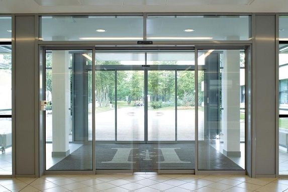 Cửa kính tự động tại Đài tiếng nói Việt Nam