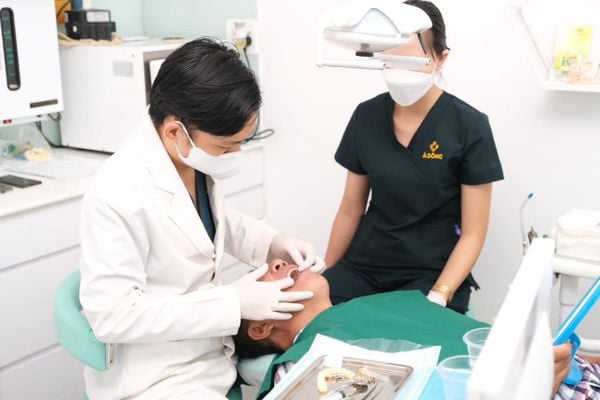 Niềng răng trong suốt Invisalign - Nha khoa Á Đông