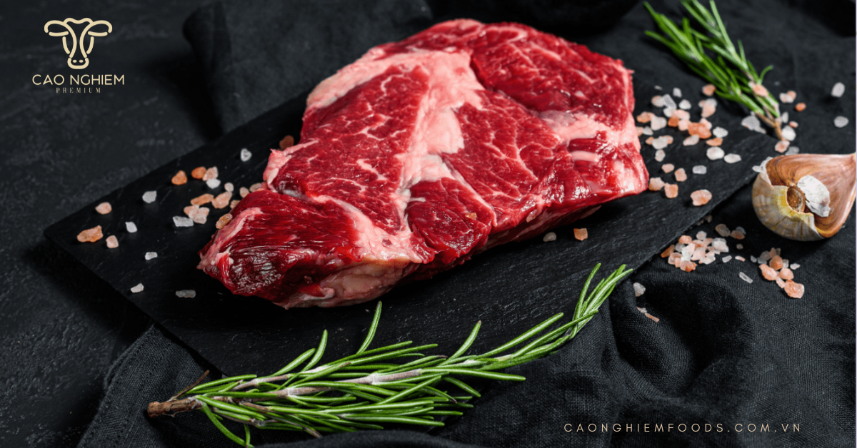 Cận cảnh miếng steak Ribeye Black Angus sống, vân mỡ cẩm thạch dày và đẹp mắt.