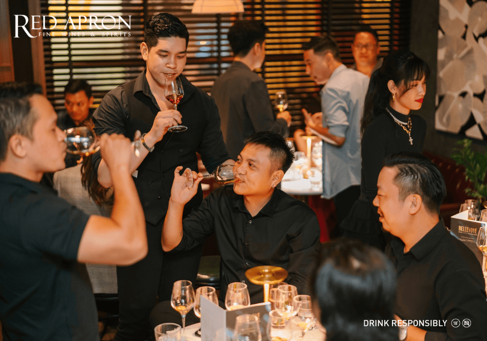 cảm nhận hương thơm của rượu