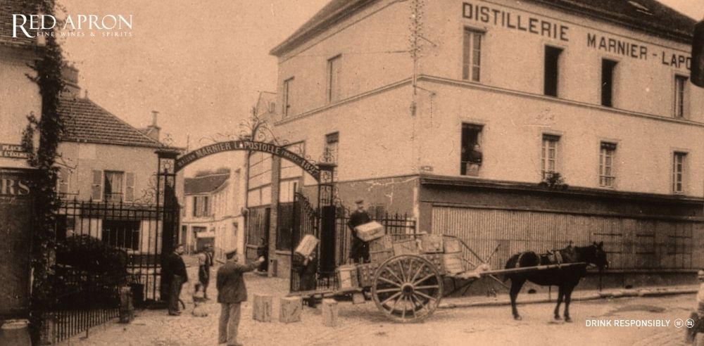 Chai rượu Grand Marnier Cordon Rouge và ly liqueur màu hổ phách, rượu mùi cam của Pháp