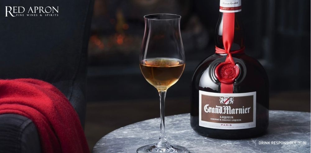 Ly rượu Grand Marnier màu hổ phách, hương cam, vanilla và caramel, độ cồn 40%