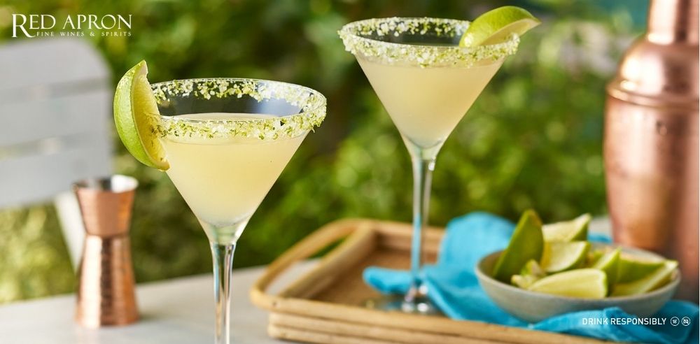 Ảnh ly Margarita cổ điển, phục vụ trong ly Margarita có viền muối và lát chanh lime trang trí.