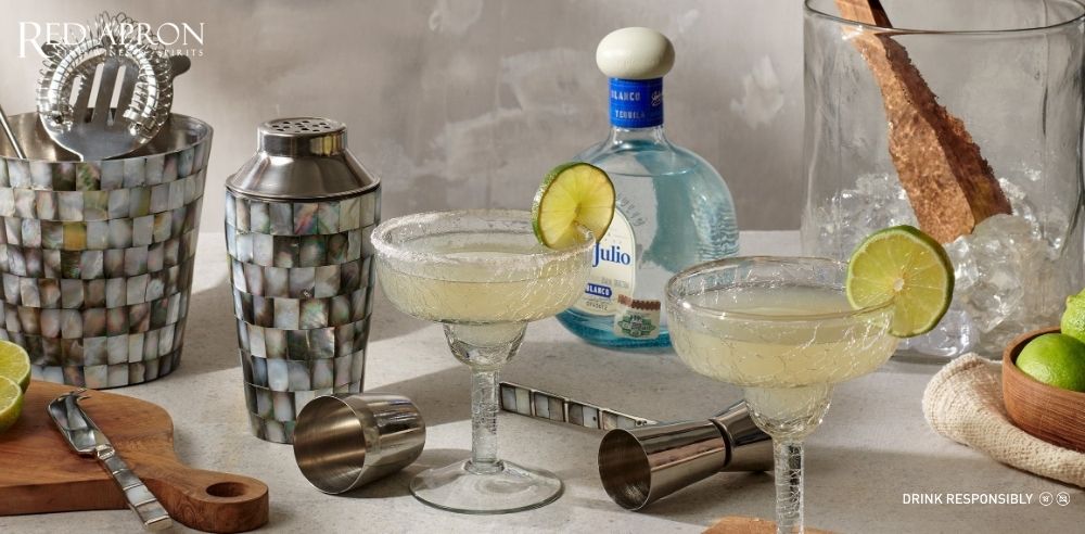 Hình ảnh dụng cụ bartender để pha Margarita, gồm shaker, jigger, strainer và ly Margarita.