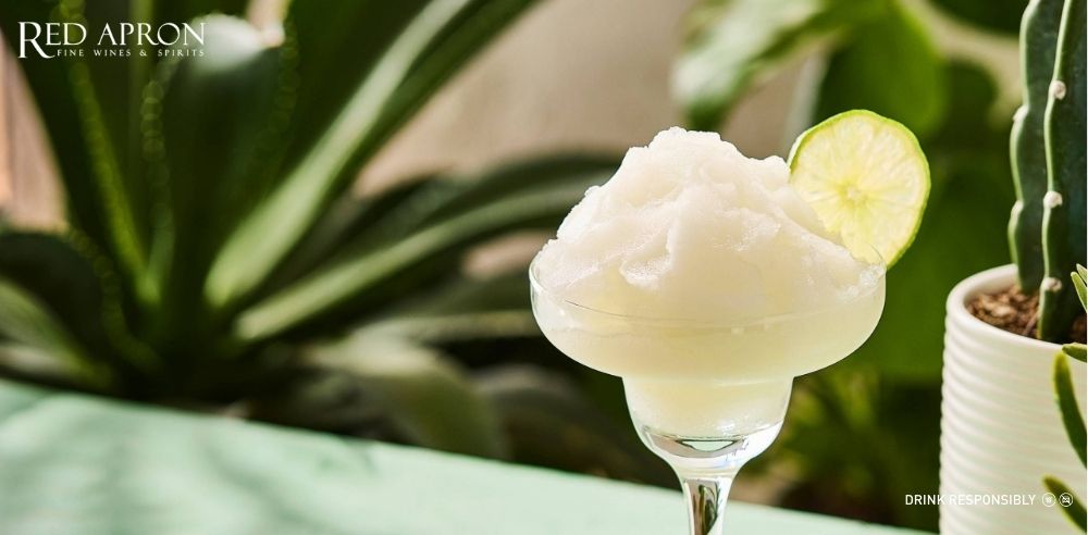 Ly cocktail Frozen Margarita đá xay với viền muối và lát lime trang trí.