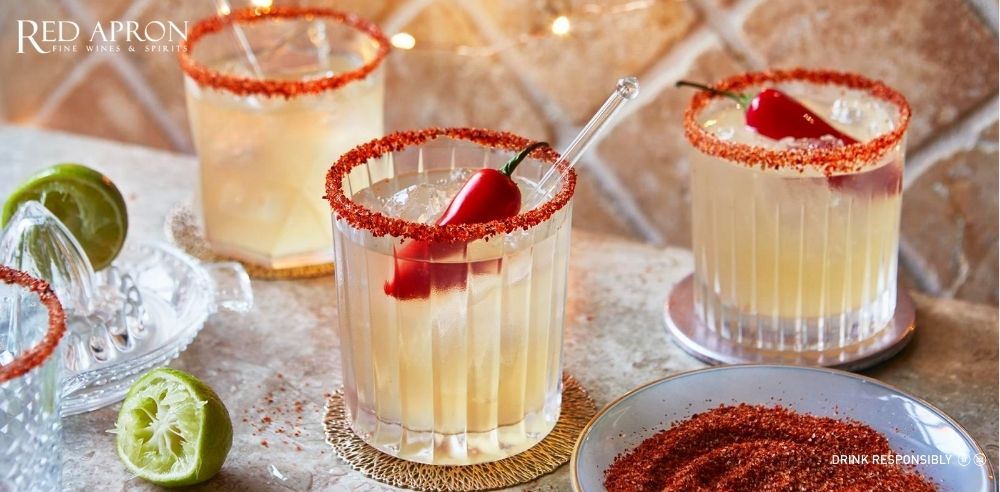 Ly Margarita cay được trang trí với lát ớt jalapeño và viền muối ớt.