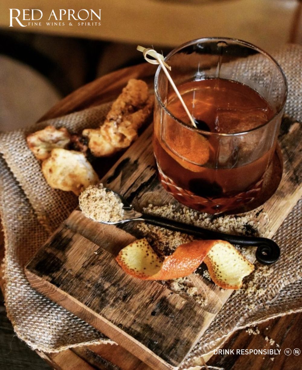 Tinh dầu vỏ cam được vắt trên mặt ly Old Fashioned, làm nổi bật hương vị whisky