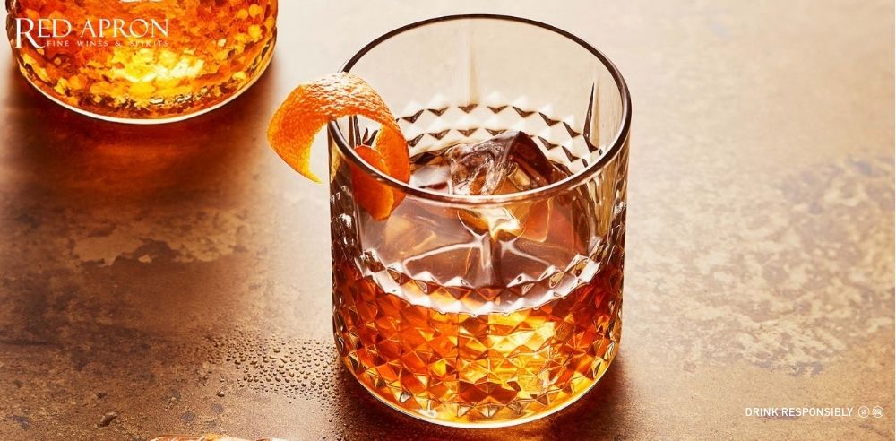 Thành phần Old Fashioned cocktail gồm Whisky, đường nâu, bitters Angostura và vỏ cam
