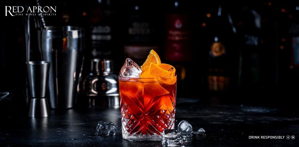 Dụng cụ pha Old Fashioned gồm ly rocks, thìa khuấy, đồ nghiền, mixing glass và lưới lọc