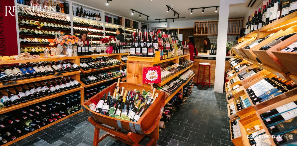 Red Apron Vietnam: cửa hàng rượu với Whisky, bitters, đường nâu, cherry và dụng cụ pha Old Fashioned