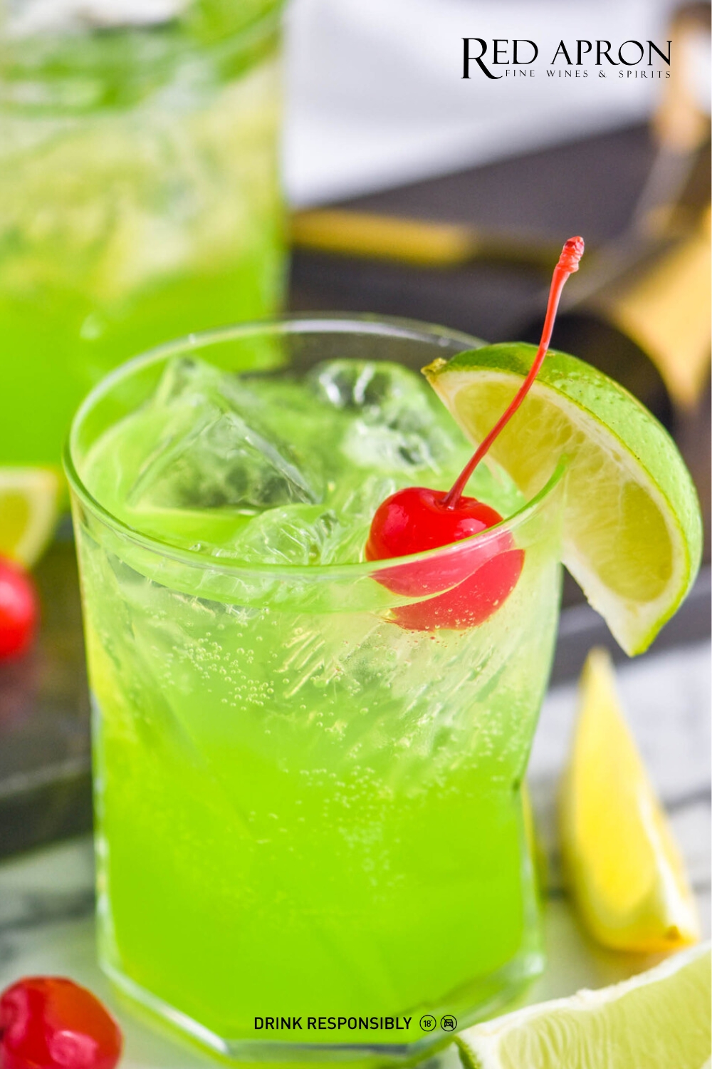 Cocktail Midori Sour: rượu Midori, nước cốt chanh, syrup đường, đá viên, trang trí lát chanh.
