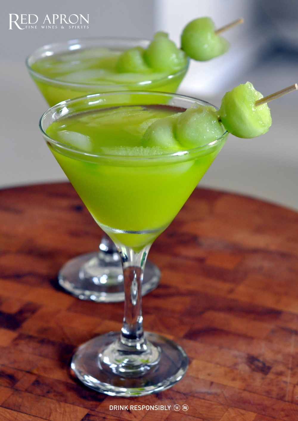 Cocktail Japanese Melon Ball với rượu Midori, vodka và nước ép dứa, màu xanh-vàng hấp dẫn