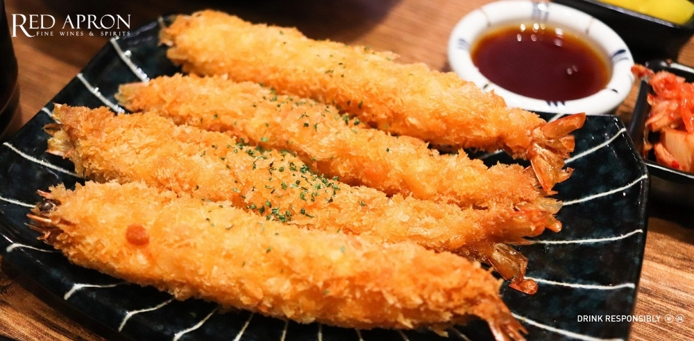 Ẩm thực Nhật gồm sushi, tempura tôm chiên giòn, salad rong biển, dùng kèm rượu Midori