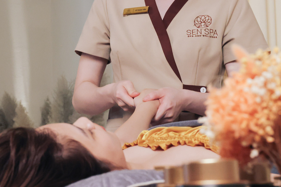 Massage body bằng đá nóng