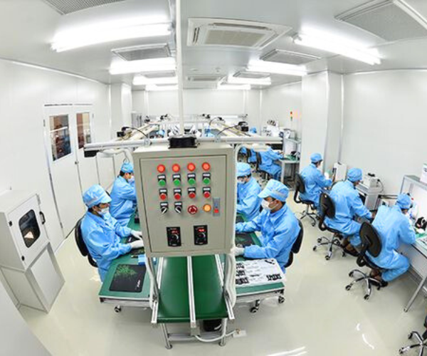 Phòng sạch kiểm tra mạch điện tử của nhà máy sản xuất