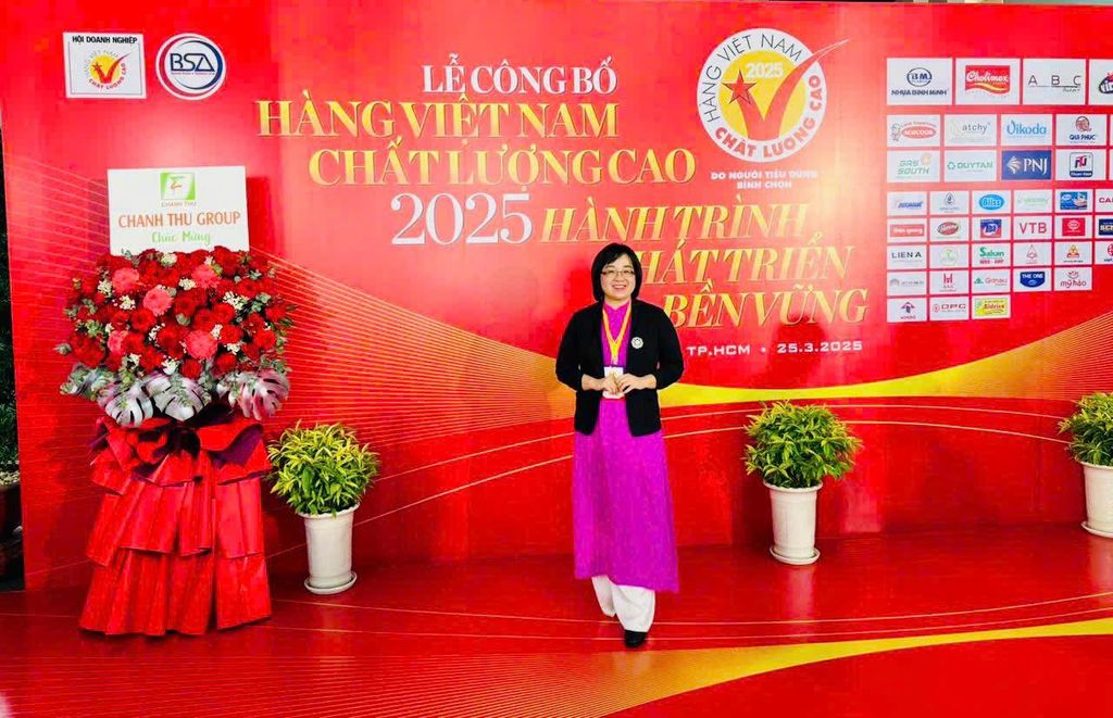 PHẤN NỤ HOÀNG CUNG VINH DỰ ĐÓN NHẬN GIẢI THƯỞNG HÀNG VIỆT NAM CHẤT LƯỢNG CAO 2025