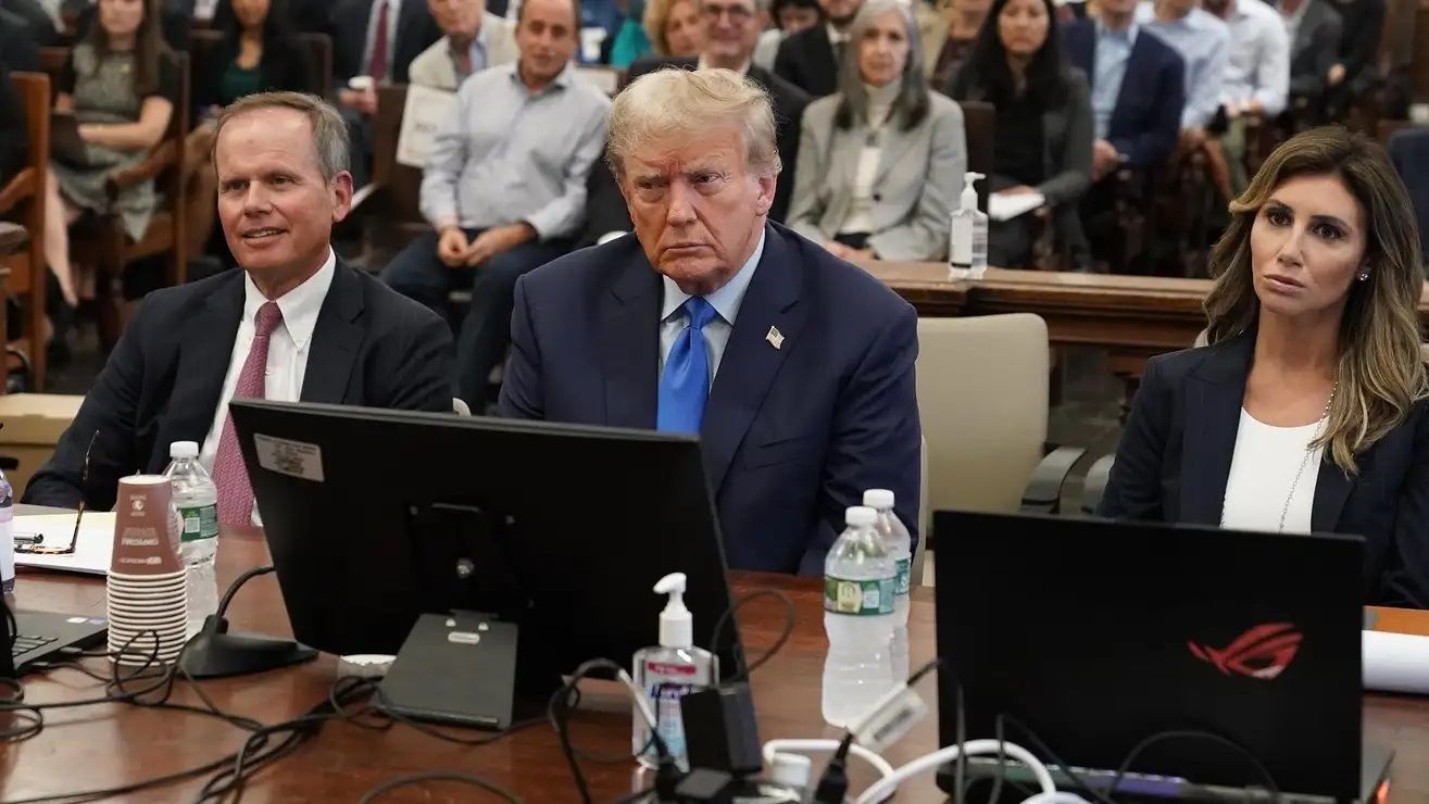 Nữ luật sư của Cựu Tổng thống Donald Trump nổi bật với laptop gaming ASUS ROG