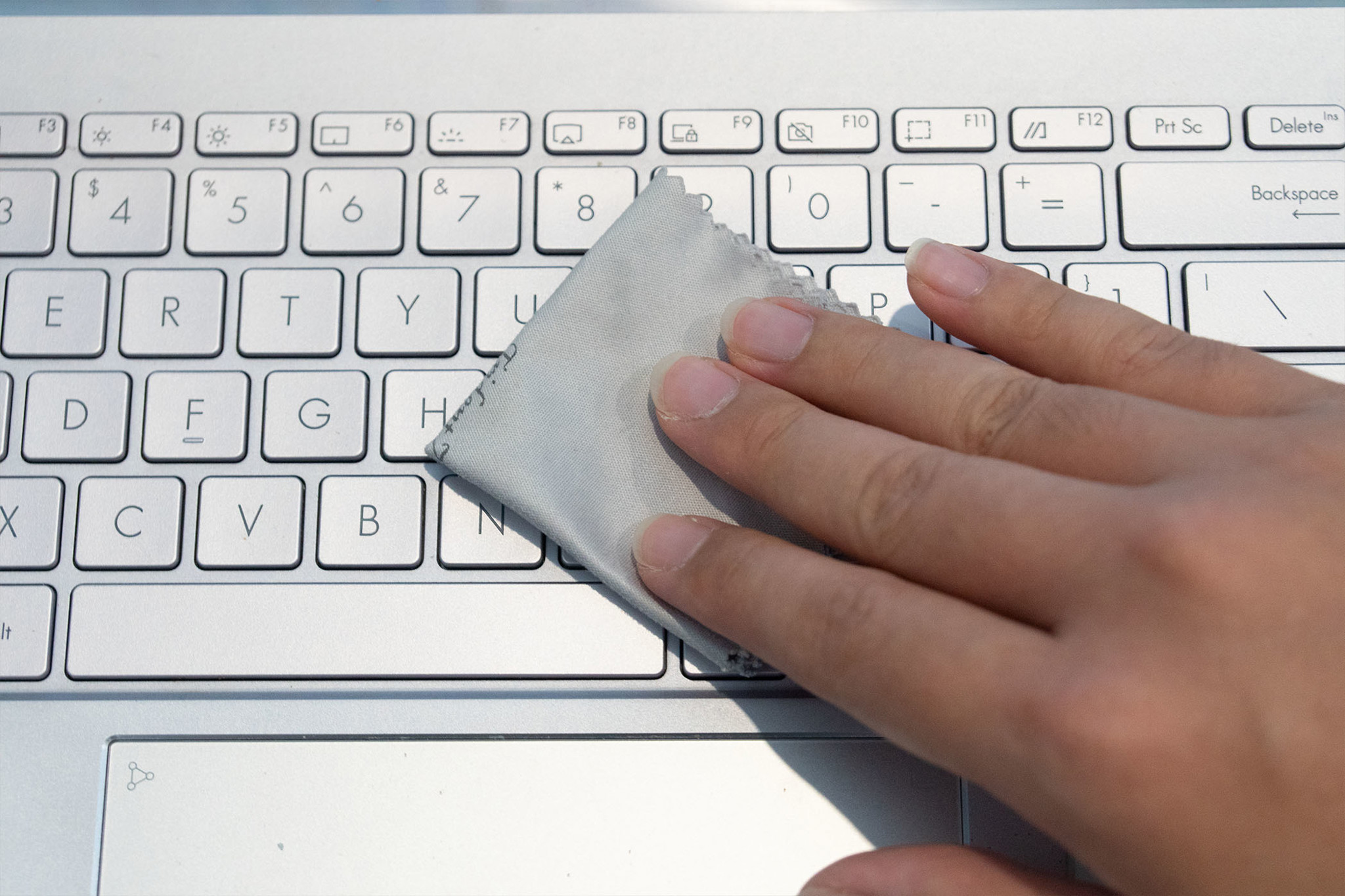 Vì sạch sẽ tốt cho sức khỏe, hướng dẫn vệ sinh bàn phím laptop chi tiế