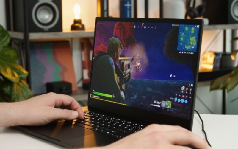 Việc cắm sạc laptop gaming liên tục khi chơi game được khuyến khích