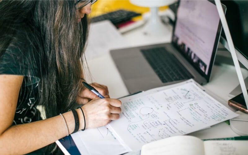 Cân nhắc nên mua laptop hay PC cho học sinh cấp 3