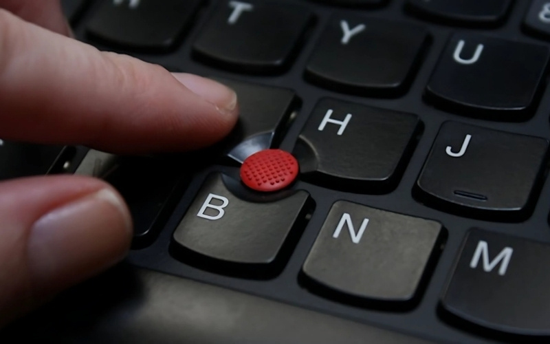Nút TrackPoint tiện lợi trên laptop Lenovo
