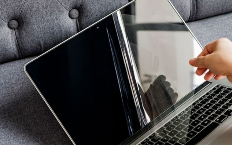 Miếng dán hoạt động như một lớp khiên, bảo vệ màn hình khỏi các va chạm vô tình