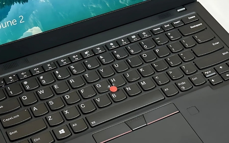 Nút TrackPoint màu đỏ đặc trưng cho phép điều khiển con trỏ mà không cần rời tay khỏi bàn phím