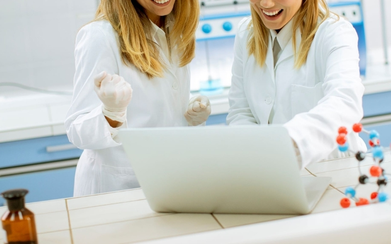 Laptop là công cụ cần thiết cho sinh viên Dược