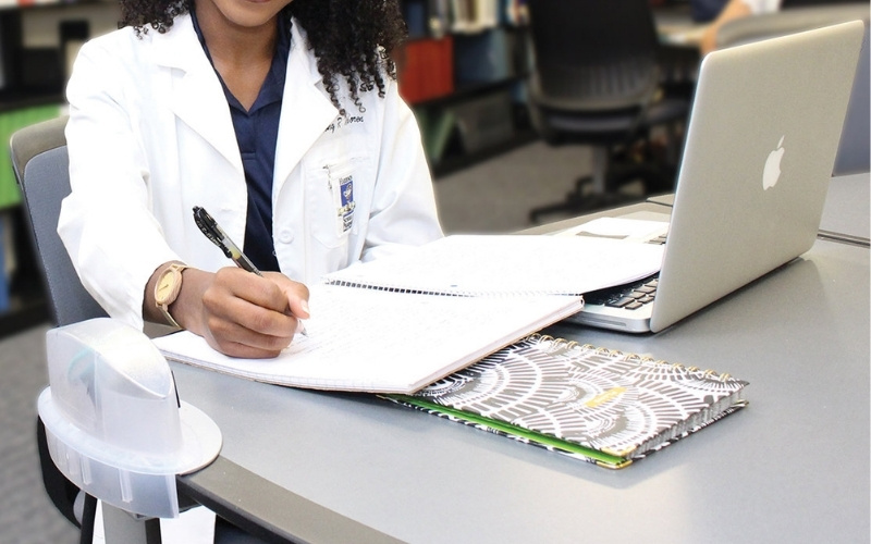 Vai trò của laptop đối với sinh viên ngành Dược: Hỗ trợ học tập, nghiên cứu chuyên sâu