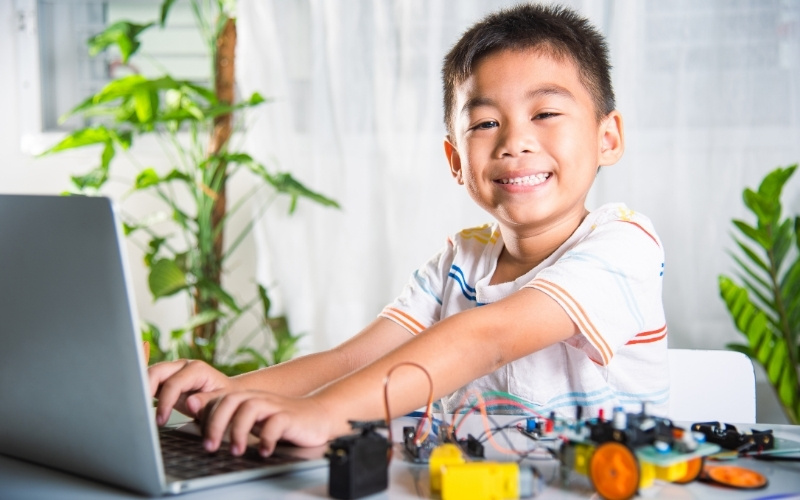 Laptop mở ra cánh cửa đến với thế giới thông tin rộng lớn, giúp trẻ chủ động tìm kiếm tài liệu