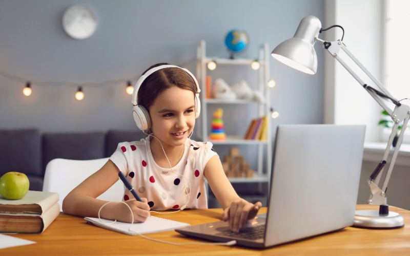 Nên chọn laptop với thời lượng pin từ 4 - 5 tiếng