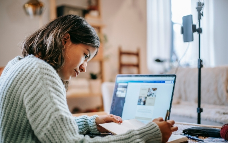 Laptop giúp học sinh tìm kiếm tài liệu, xem video bài giảng và tham gia các khóa học trực tuyến