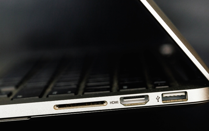 Đảm bảo laptop của bạn có đủ các cổng kết nối cần thiết