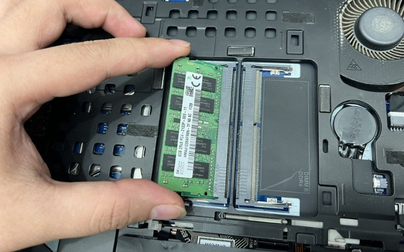 Cân nhắc laptop có khả năng nâng cấp RAM và SSD